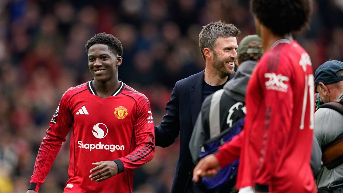 Michael Carrick s hráčmi Manchestru United. 