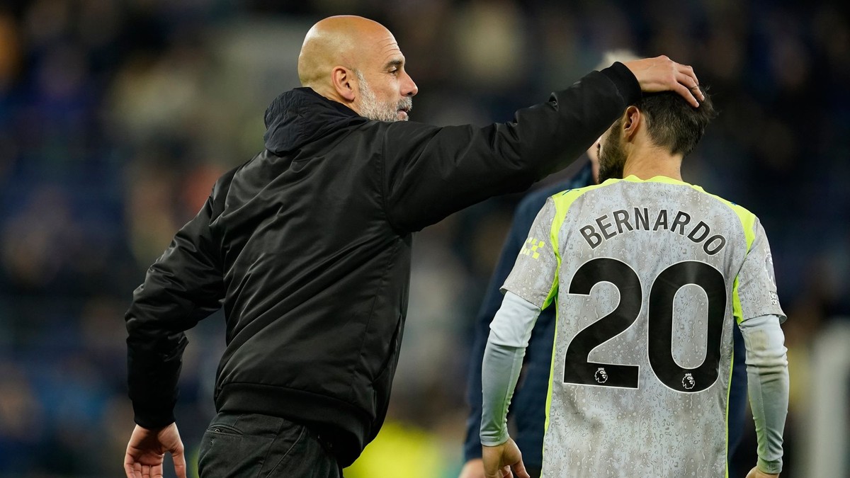 Tréner Pep Guardiola a Bernardo Silva počas zápasu Manchester City a Everton.