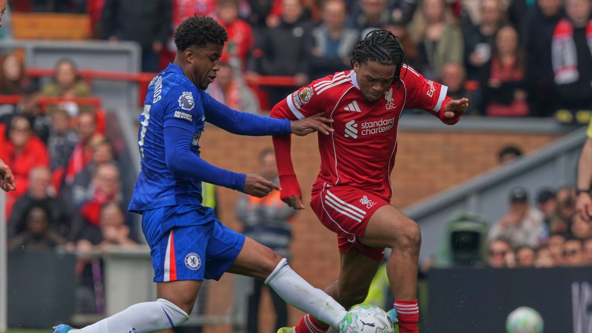 Andrey Santos z Chelsea zastavuje sklzom Ria Ngumohu z Liverpoolu.