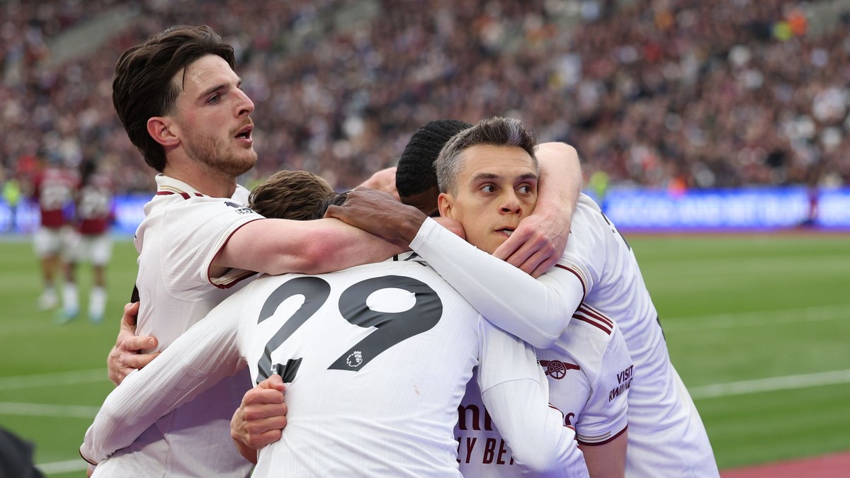 Arsenal oslavuje gól. 
