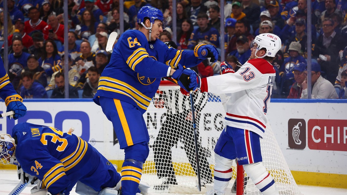 Logan Stanley (vľavo) a Cole Caufield počas zápasu Buffalo - Montreal v play-off NHL.