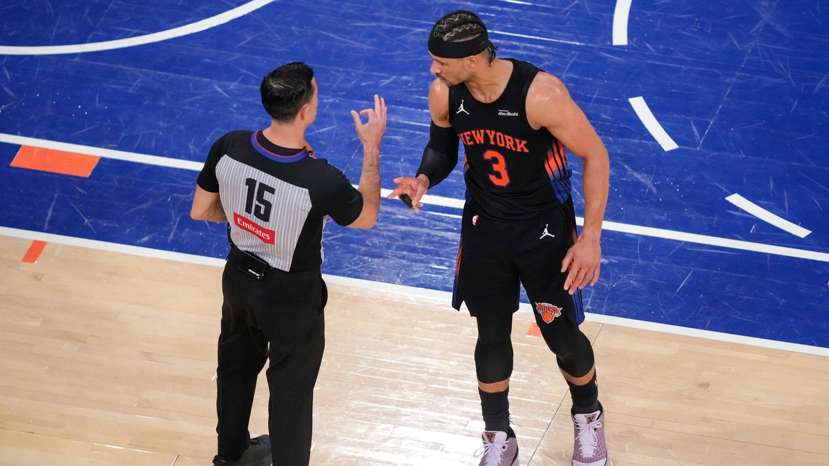 Ilustračná fotografia hráč Josh Hart (3) z New York Knicks a rozhodca.