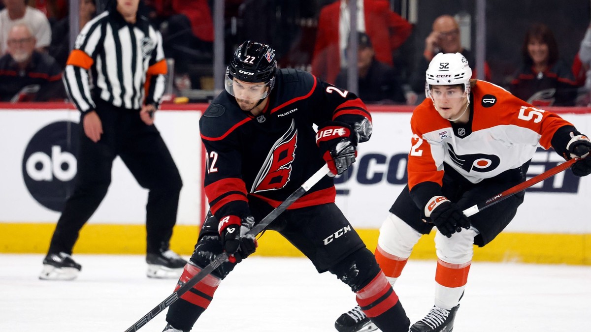 Logan Stankoven z Caroliny proti Philadelphii.