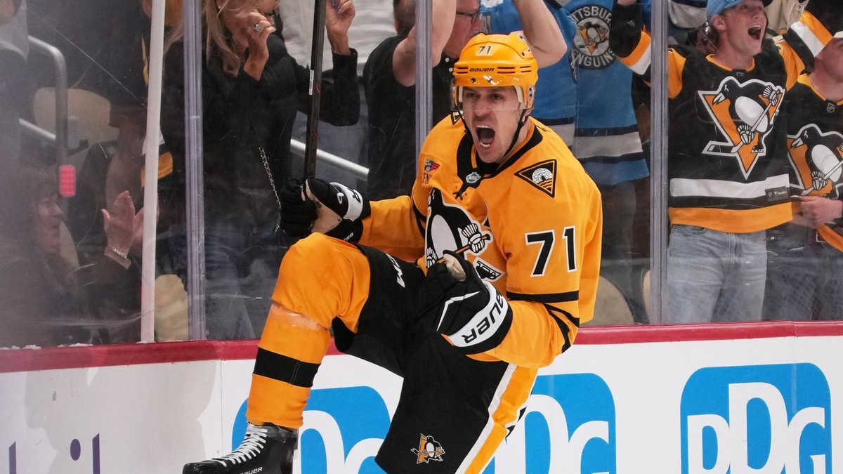 Na archívnej snímke z 19. apríla 2026 hokejista Penguins Jevgenij Malkin sa teší z gólu.