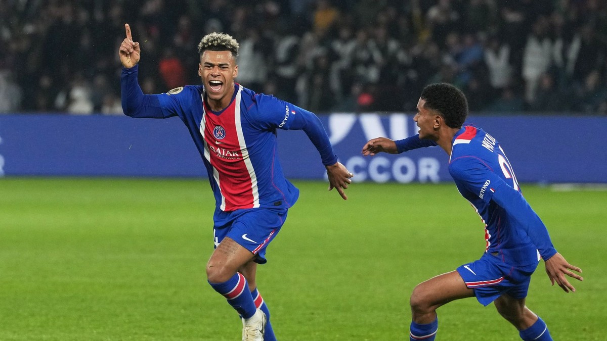 Futbalista Paríža St. Germain Desire Doue (vľavo) sa teší z gólu v zápase 33. kola Ligue 1 Paríž Saint-Germain - Stade Brest.