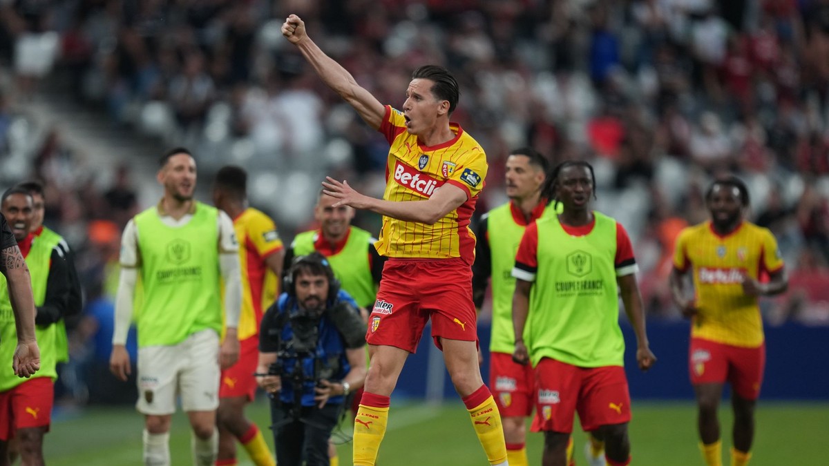 Na snímke Florian Thauvin (uprostred) z Lensu sa teší z gólu počas finálového duelu Francúzskeho pohára.