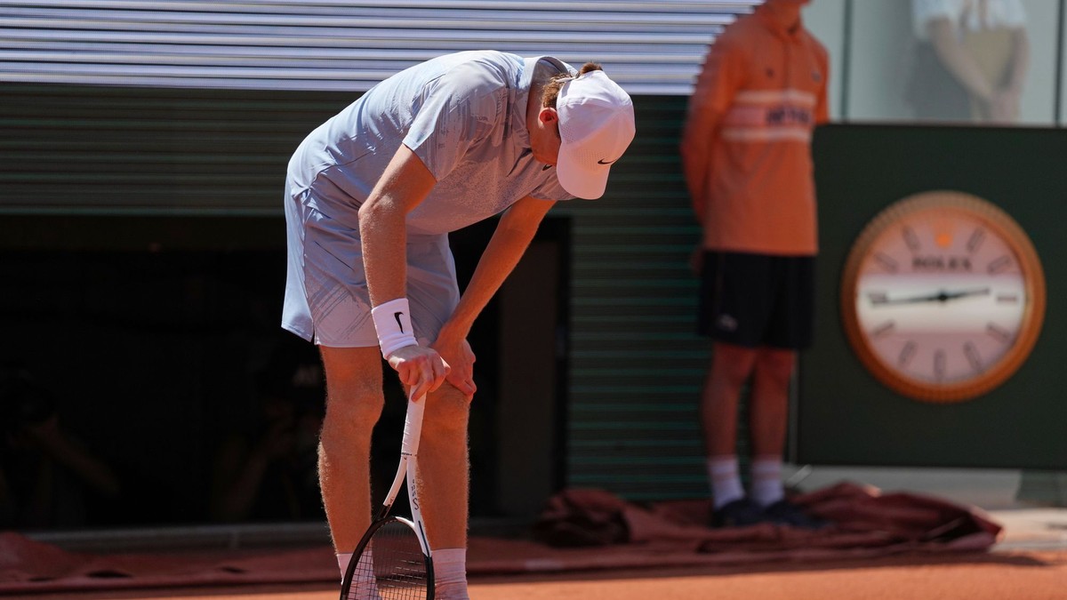 Jannik Sinner počas zápasu s Cerundolom na Roland Garros 2026.