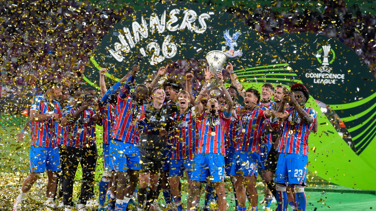 Hráči Crystal Palace oslavujú s trofejou Konferenčnej ligy.