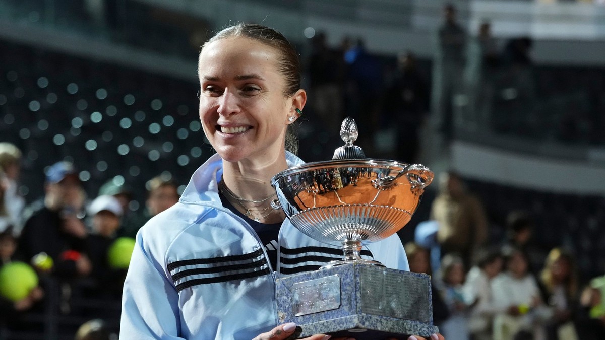 Elina Svitolinová sa teší z trofeje pre víťazku turnaja v Ríme.