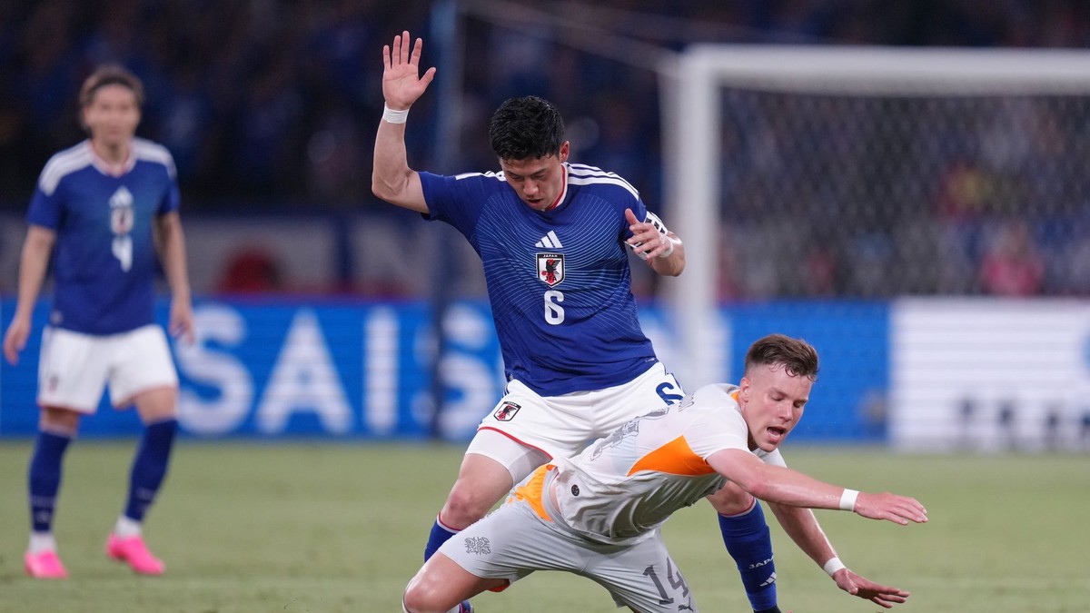 Wataru Endó v drese Japonska.