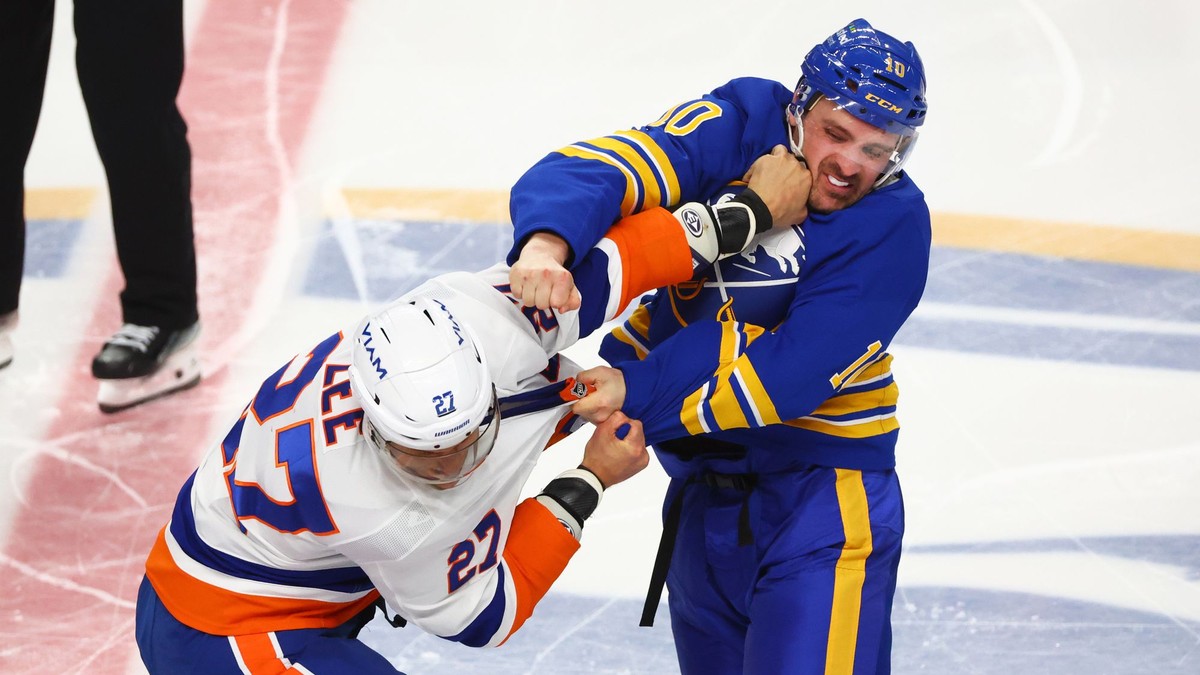 Anders Lee (vľavo) a Sam Carrick počas pästného súboja v zápase Buffalo - NY Islanders.