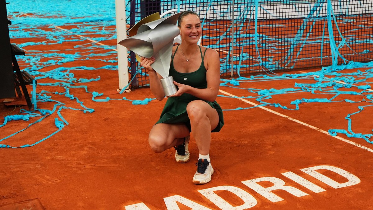 Ukrajinská tenistka Marta Kosťjuková pózuje s trofejou po víťazstve proti Mirre Andrejevovej z Ruska vo finále.