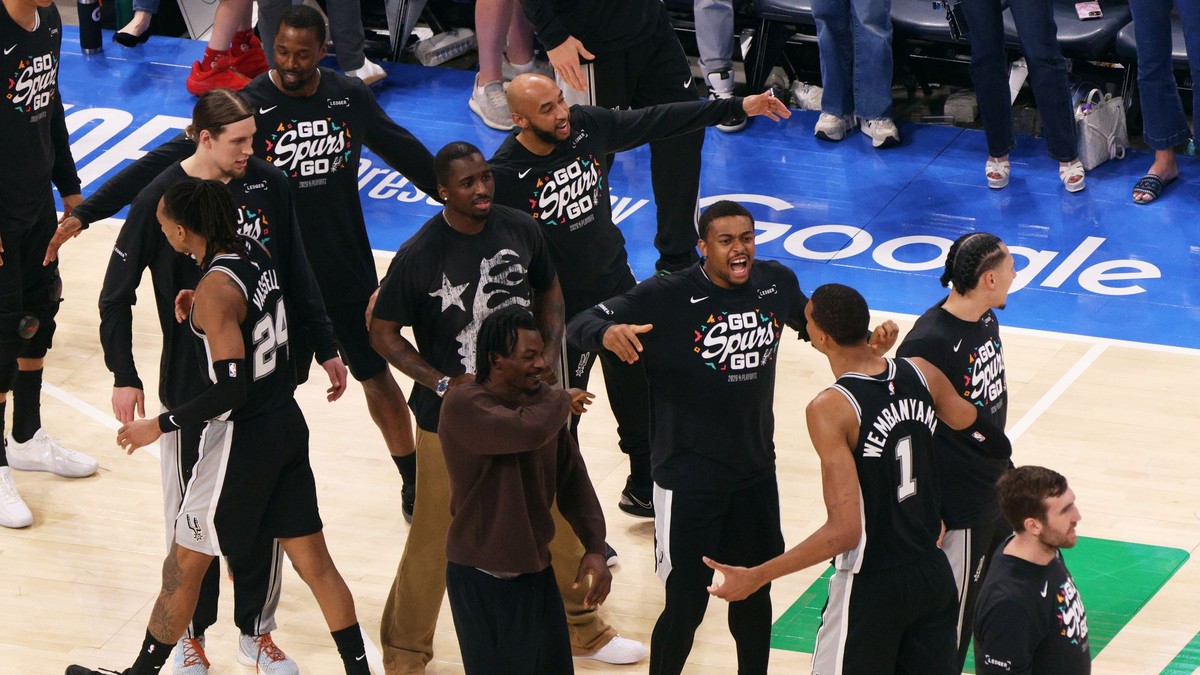 Hráč San Antonia Spurs  Victor Wembanyama (1) oslavuje so spoluhráčmi po výhre.
