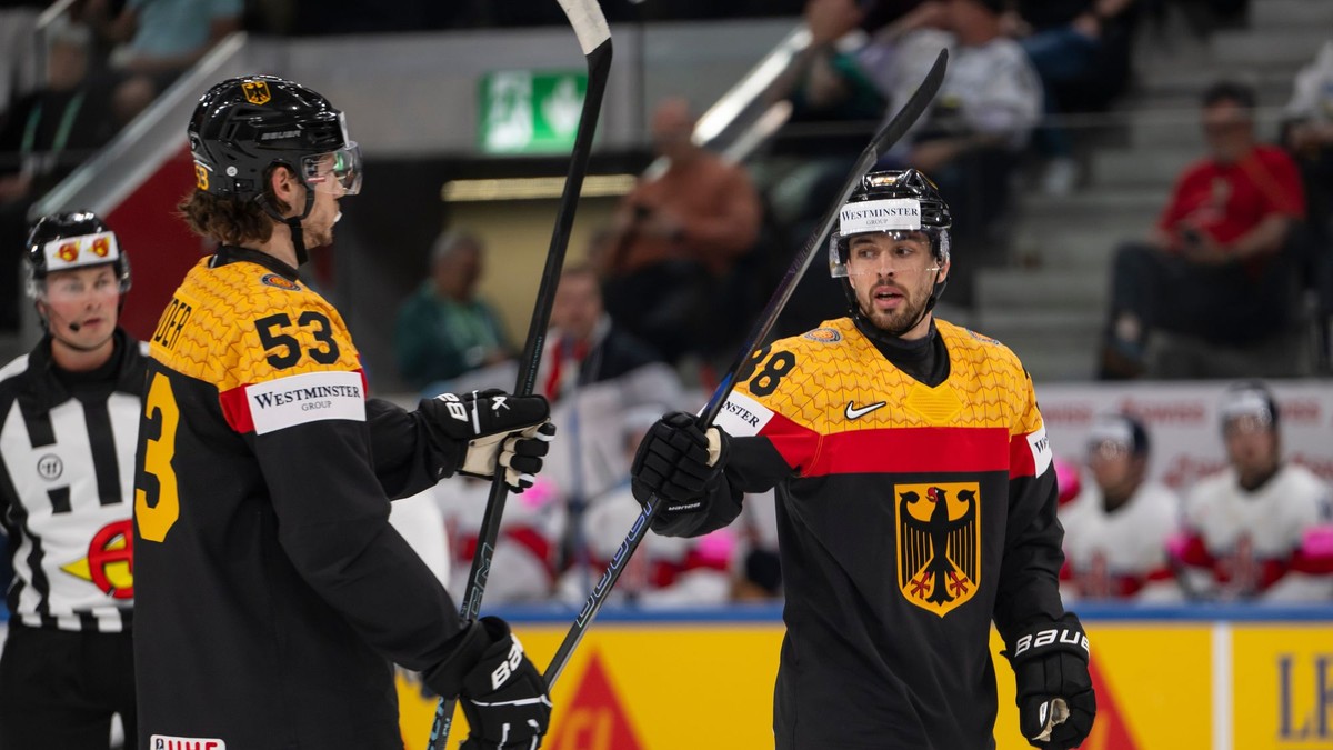 Nemecký hokejista Fabio Wagner (vpravo) sa raduje z gólu v zápase Nemecko - Veľká Británia.