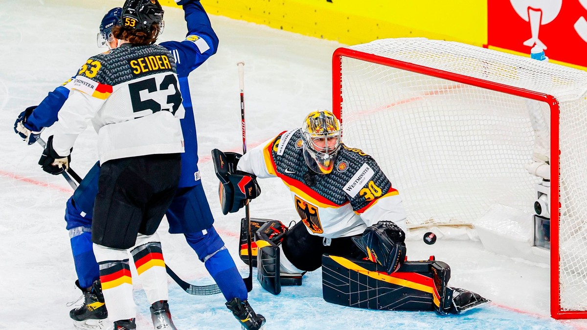 Brankár Nemecka Philipp Grubauer inkasuje gól od Fínska na MS v hokeji 2026.