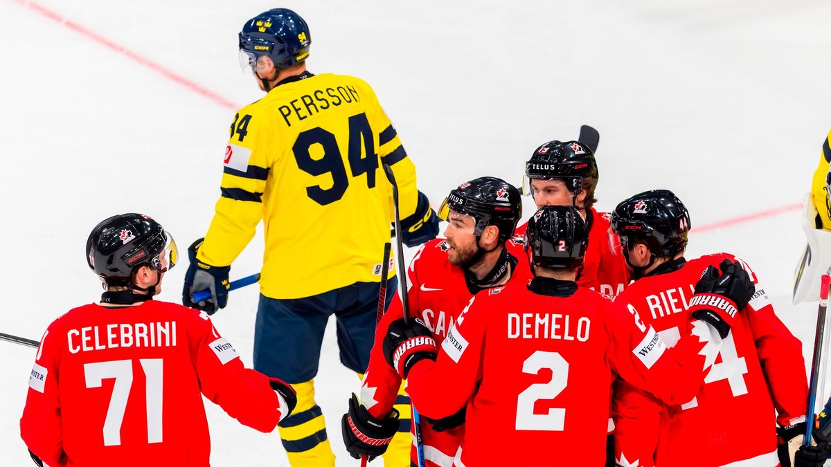 Kanada oslavuje gól v zápase proti Švédsku na MS v hokeji 2026. 