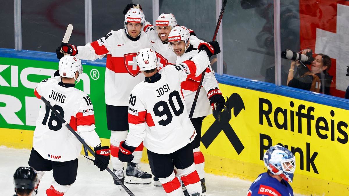Švajčiarsko oslavuje gól v zápase proti USA na MS v hokeji 2026. 