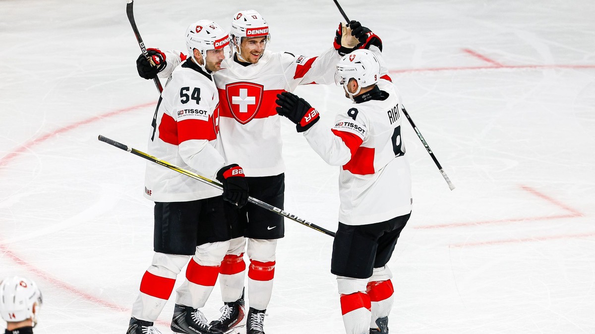 Švajčiarsko oslavuje gól proti USA na MS v hokeji 2026. 