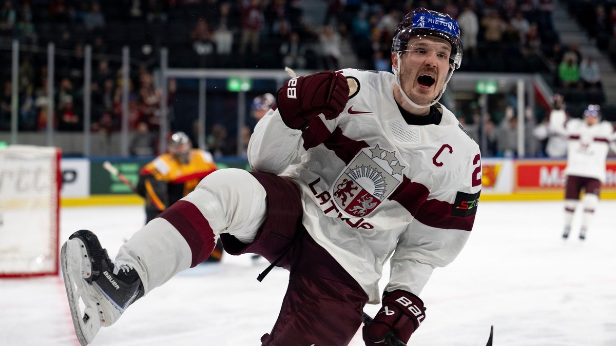 Rudolfs Balcers oslavuje gól proti Nemecku na MS v hokeji 2026.