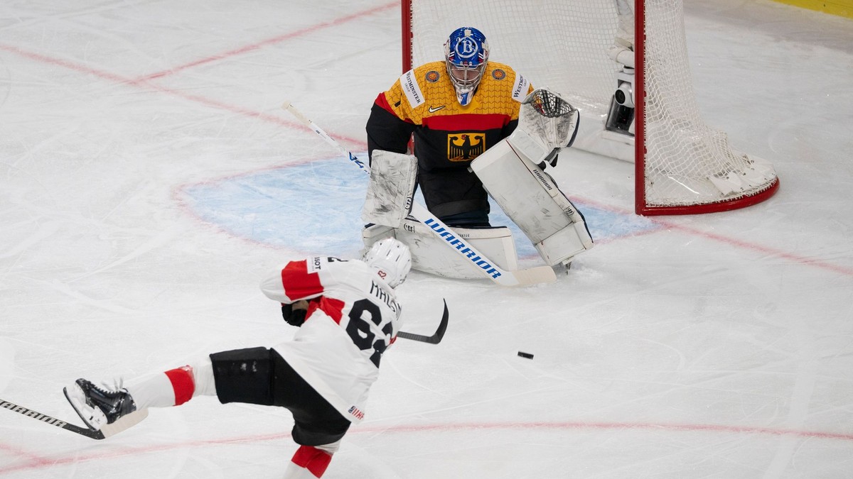 Denis Malgin strieľa v zápase Nemecko - Švajčiarsko na MS v hokeji 2026.