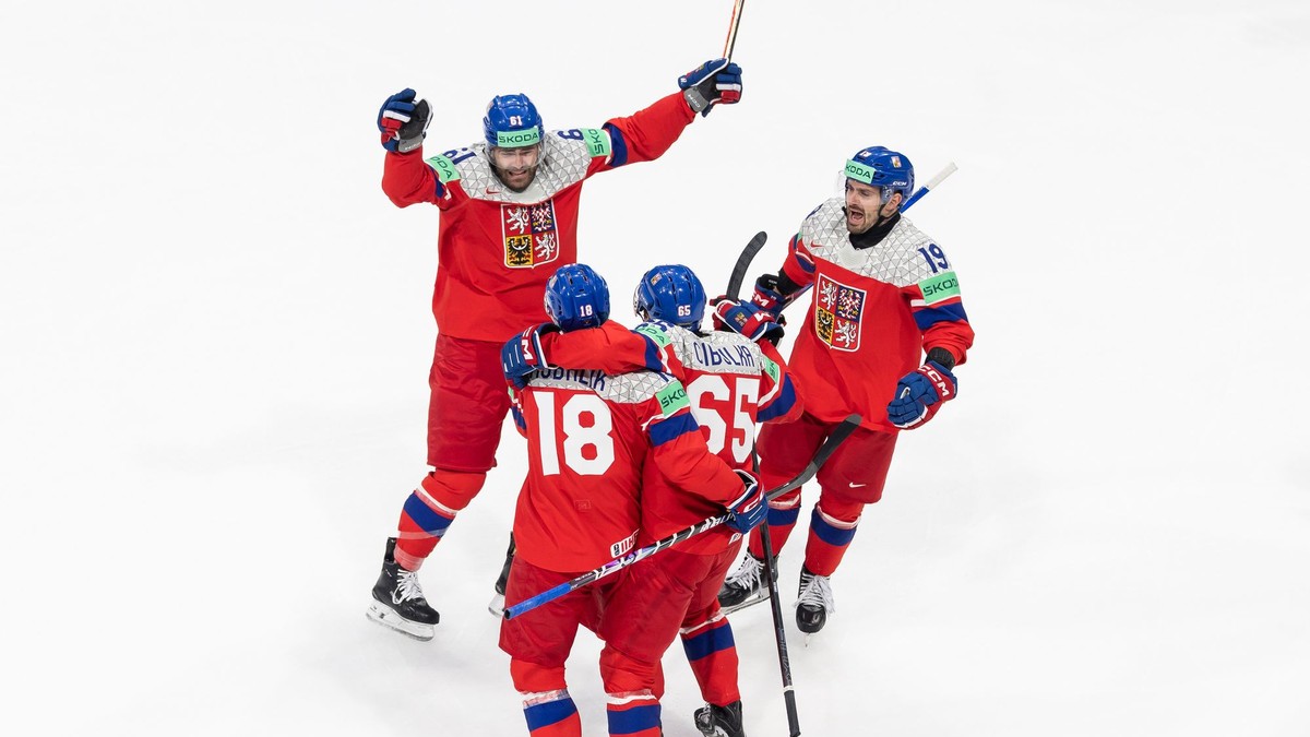 Hokejisti Česka oslavujú gól proti Švédsku na MS v hokeji 2026.
