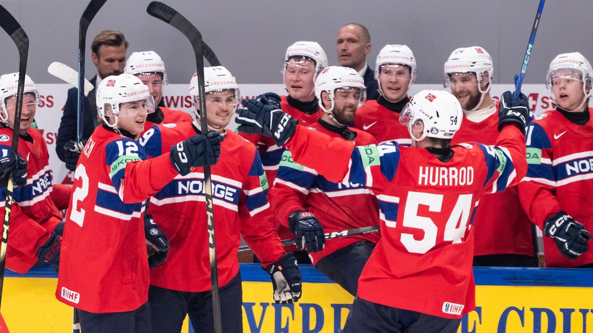 Hokejisti Nórska oslavujú gól v zápase Nórsko - Švédsko na MS v hokeji 2026. 