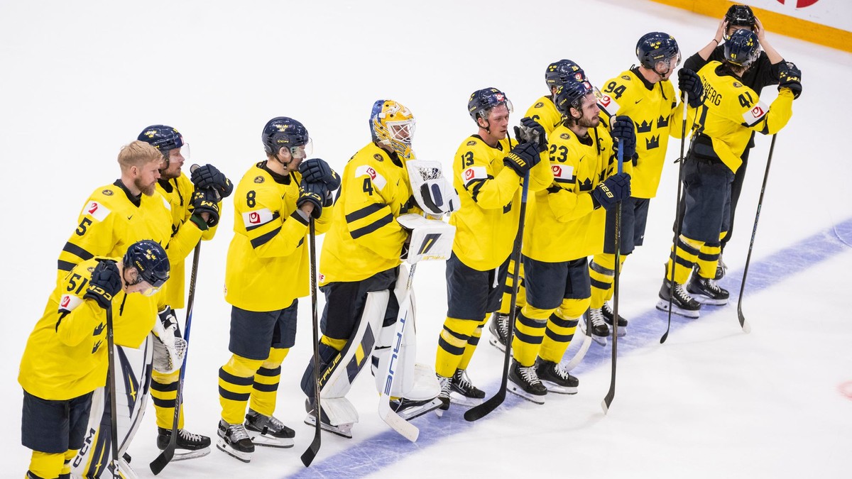 Sklamaní hokejisti Švédska po prehre s Nórskom na MS v hokeji 2026.