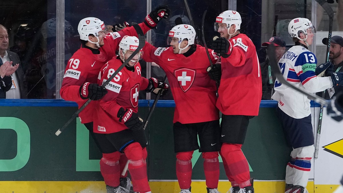 Švajčiarsko oslavuje gól proti Nórsku v semifinále MS v hokeji 2026. 