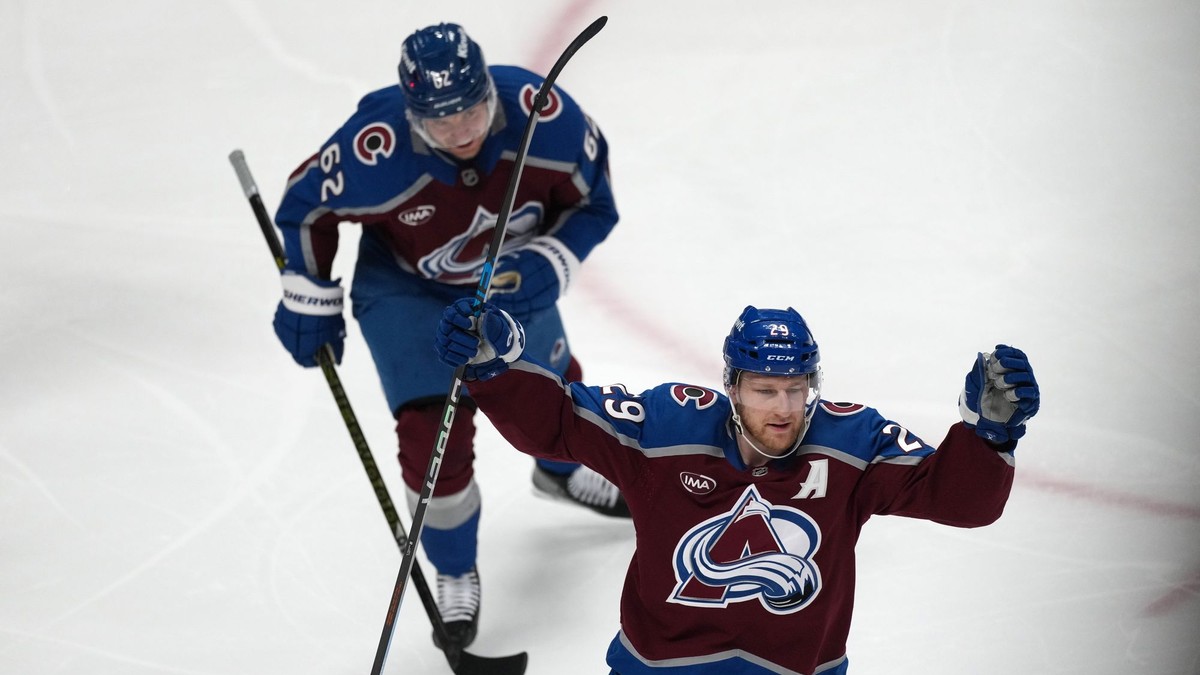Vpredu Nathan MacKinnon a Artturi Lehkonen oslavujú gól proti Minnesote.