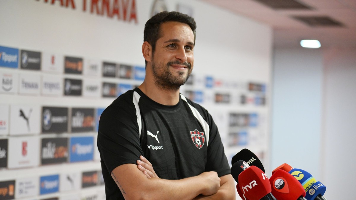 Na snímke tréner Spartaka Antonio Muňoz počas tlačového brífingu pred štartom letnej prípravy v Trnave.