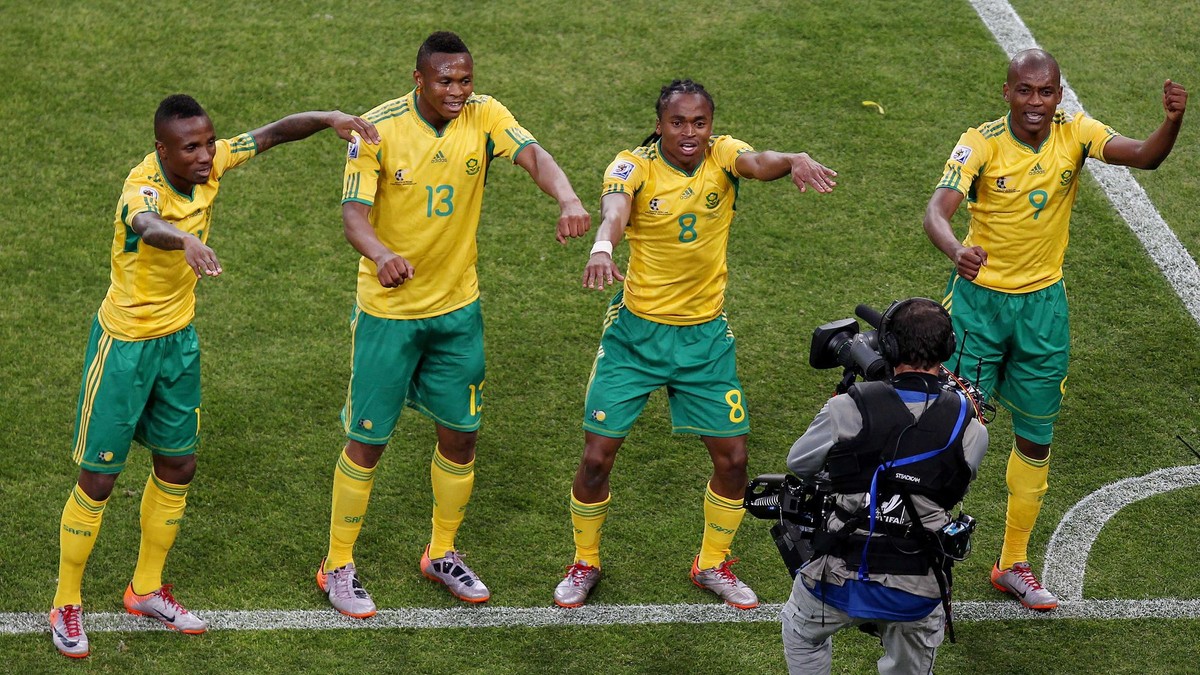 Siphiwe Tshabalala oslavuje so spoluhráčmi otvárací gól na MS vo futbale 2010.