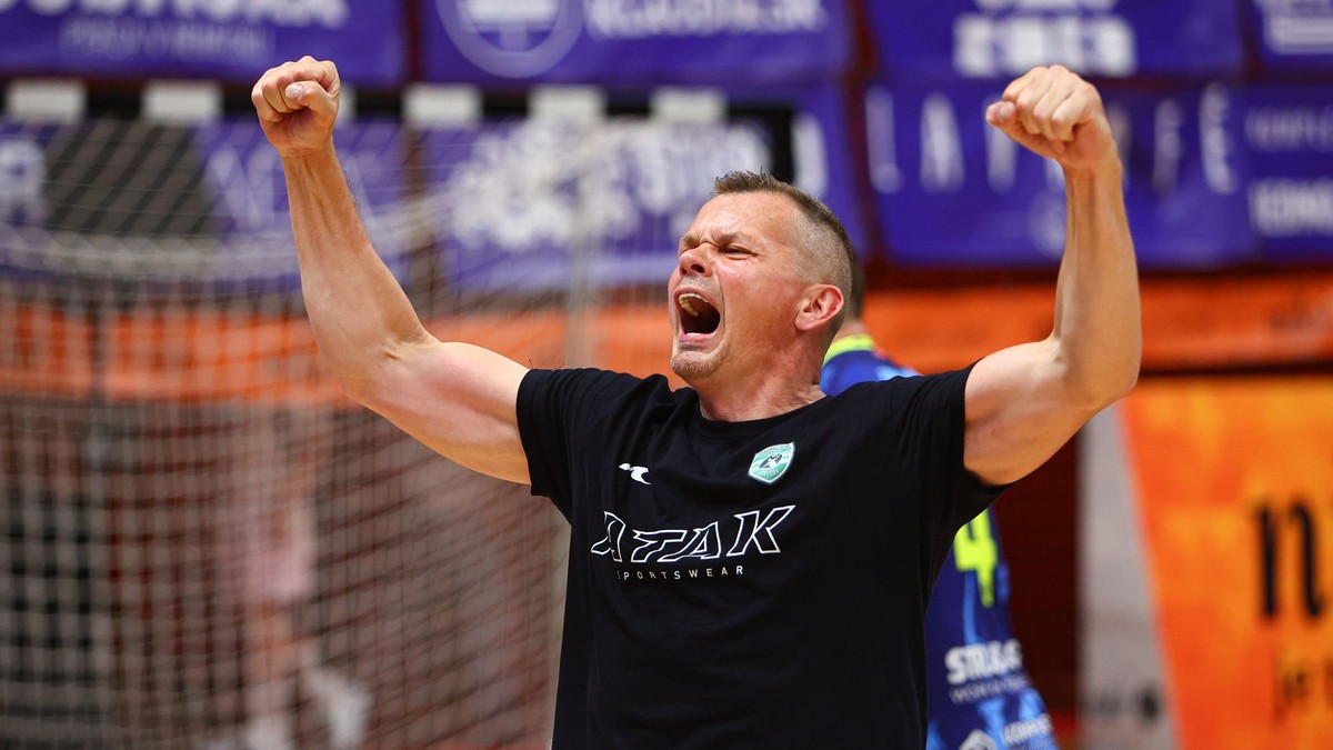 Hlavný tréner Tatrana Prešov Radoslav Antl sa raduje z víťazstva vo štvrtom zápase finále play off Niké Handball extraligy v hádzanej mužov medzi HK Bojnice a Tatran Prešov.