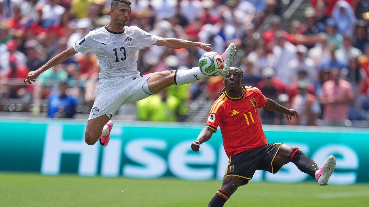 Futbalista Egypta Ahmed Fatouh (vľavo) a hráč Belgicka Jeremy Doku počas zápasu.