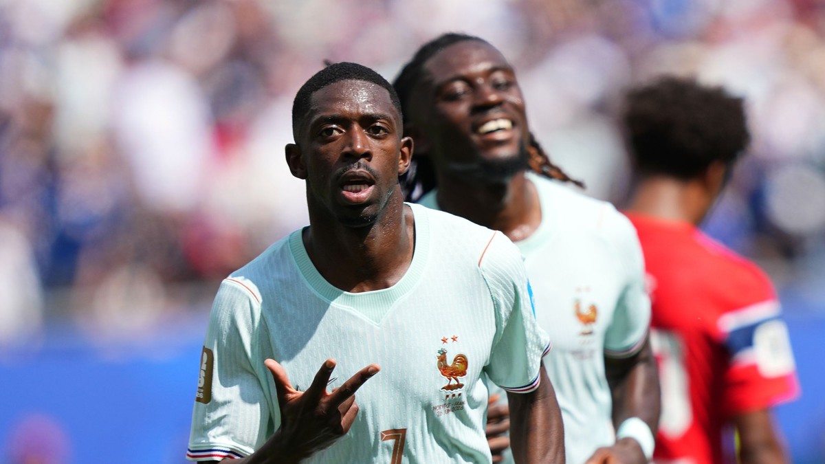 Ousmane Dembele oslavuje góly. 