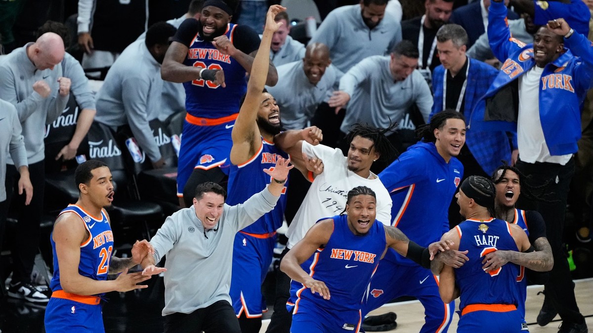 Basketbalisti New Yorku Knicks sa radujú po výhre v piatom stretnutí finále zámorskej NBA.
