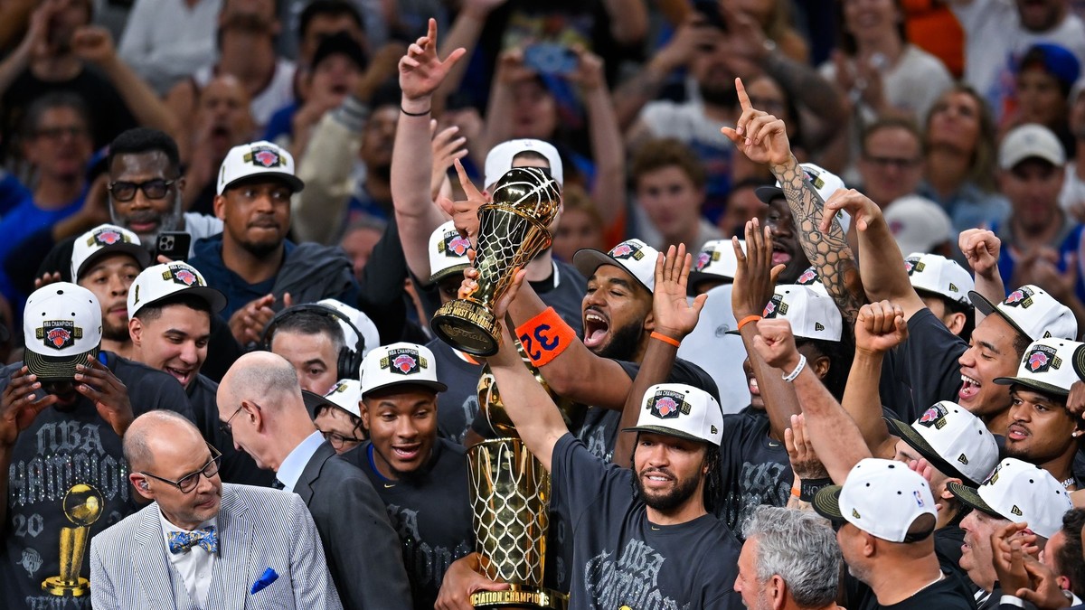 Basketbalisti New York Knicks s trofejou po výhre vo finále NBA.