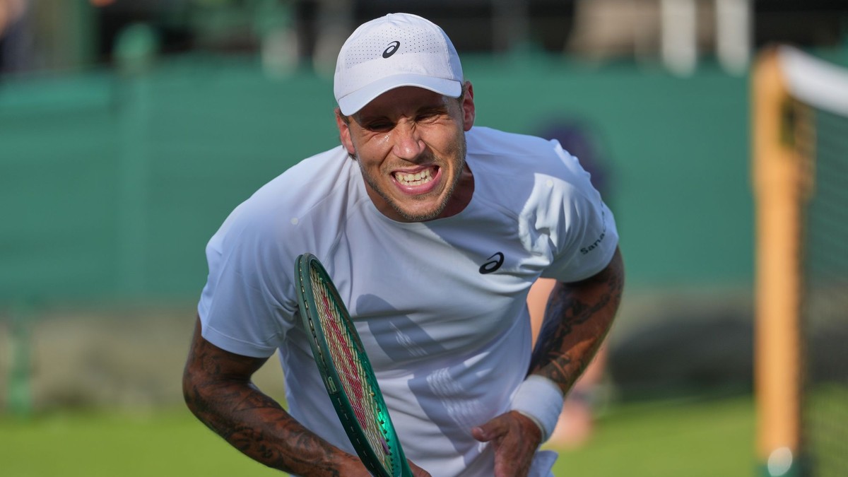 Slovenský tenista Alex Molčan reaguje v zápase 1. kola mužskej dvojhry proti Nemcovi Danielovi Altmaierovi na grandslamovom turnaji vo Wimbledone.