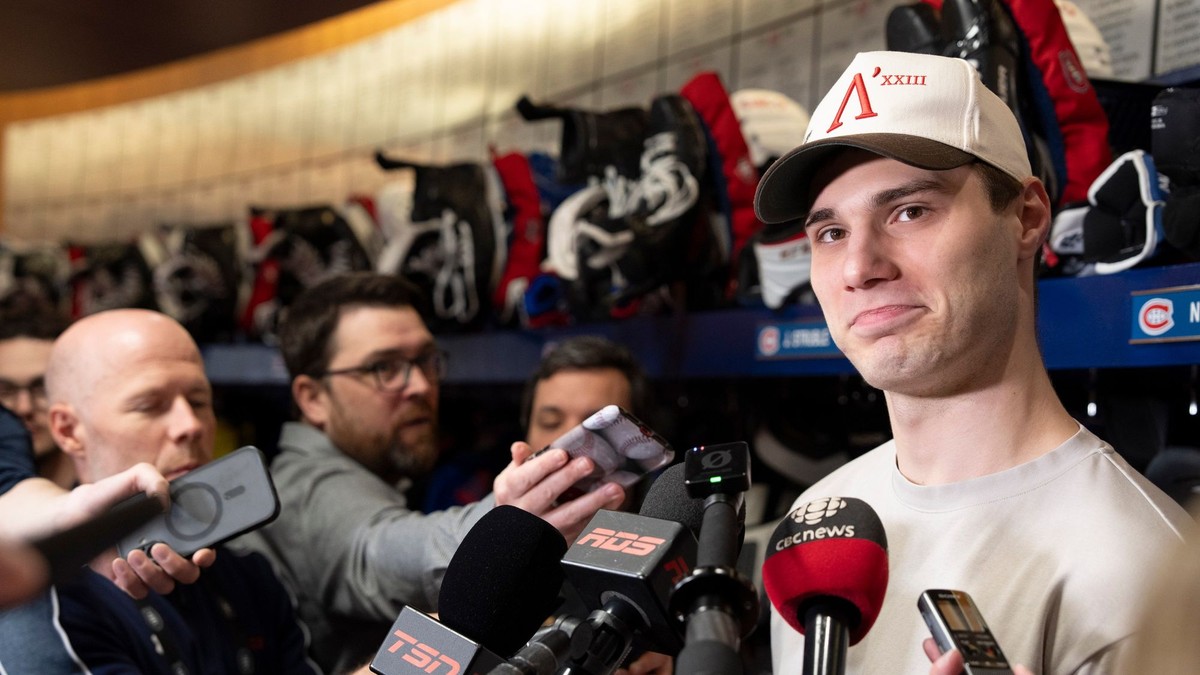 Juraj Slafkovský z Montrealu Canadiens hovorí s novinármi po konci sezóny NHL. 