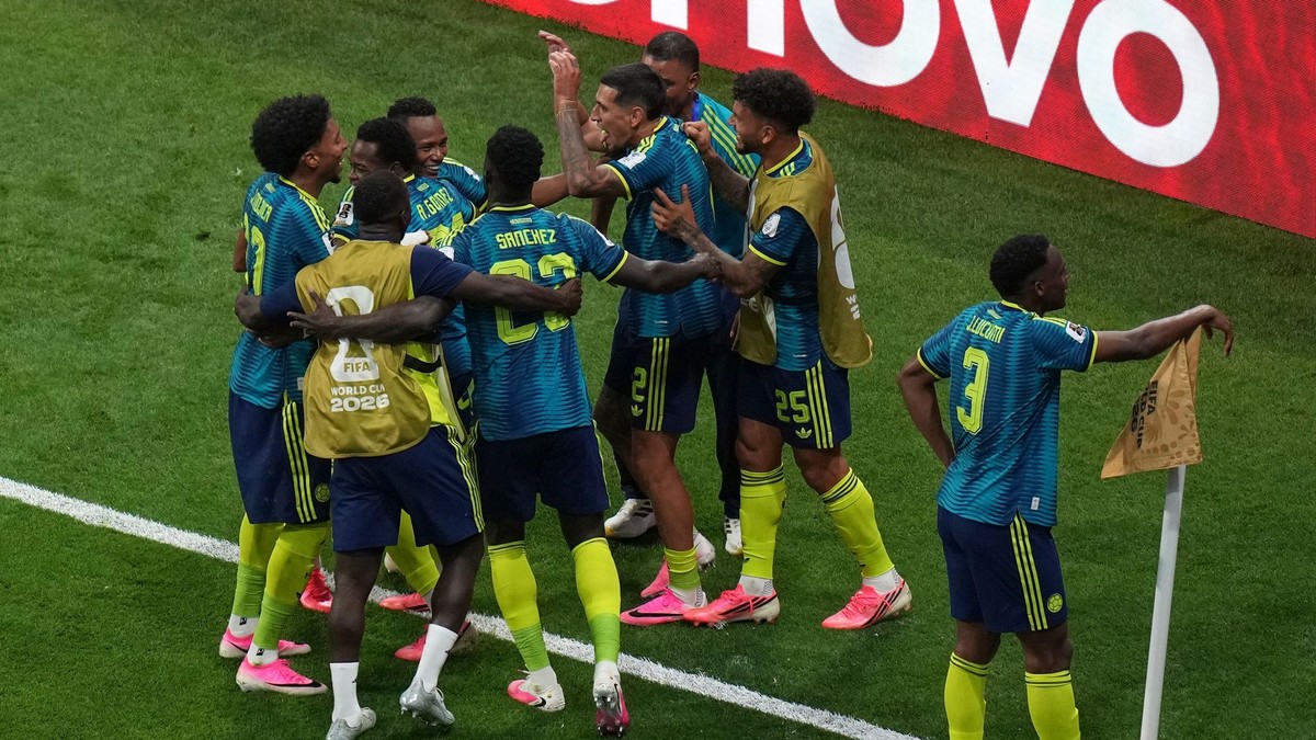 Futbalisti Kolumbie oslavujú víťazstvo.