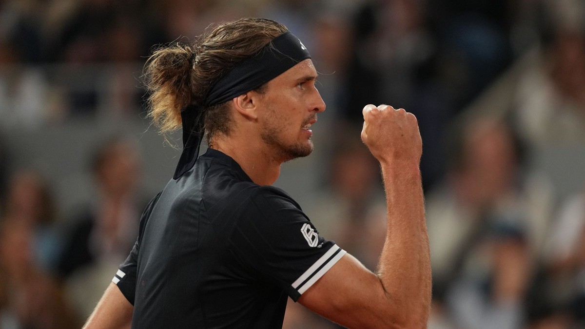 Na snímke nemecký tenista Alexander Zverev reaguje počas štvrťfinálového duelu mužskej dvojhry proti Rafaelovi Jodarovi.