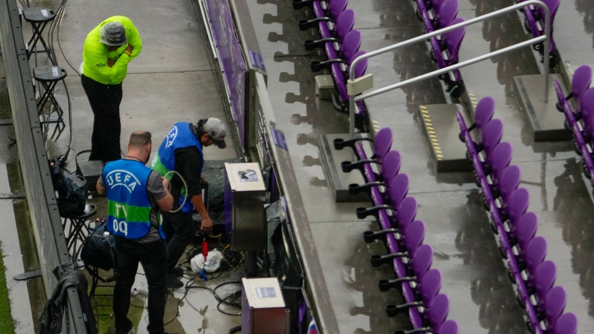Televízne štáby pripravujú technické vybavenie po silnom daždi pred prípravným futbalovým zápasom medzi Kostarikou a Anglickom.