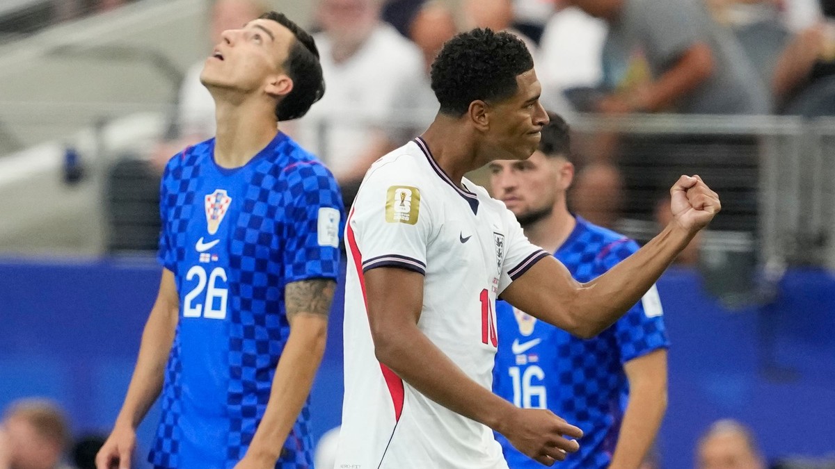 Jude Bellingham (10) oslavuje tretí gól svojho tímu počas zápasu skupiny L na majstrovstvách sveta vo futbale medzi Anglickom a Chorvátskom.