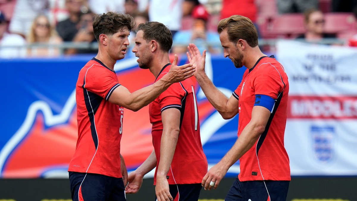 Útočník Anglicka Harry Kane (vpravo) sa teší z gólu so spoluhráčmi Johnom Stonesom a Jordanom Hendersonom (14).