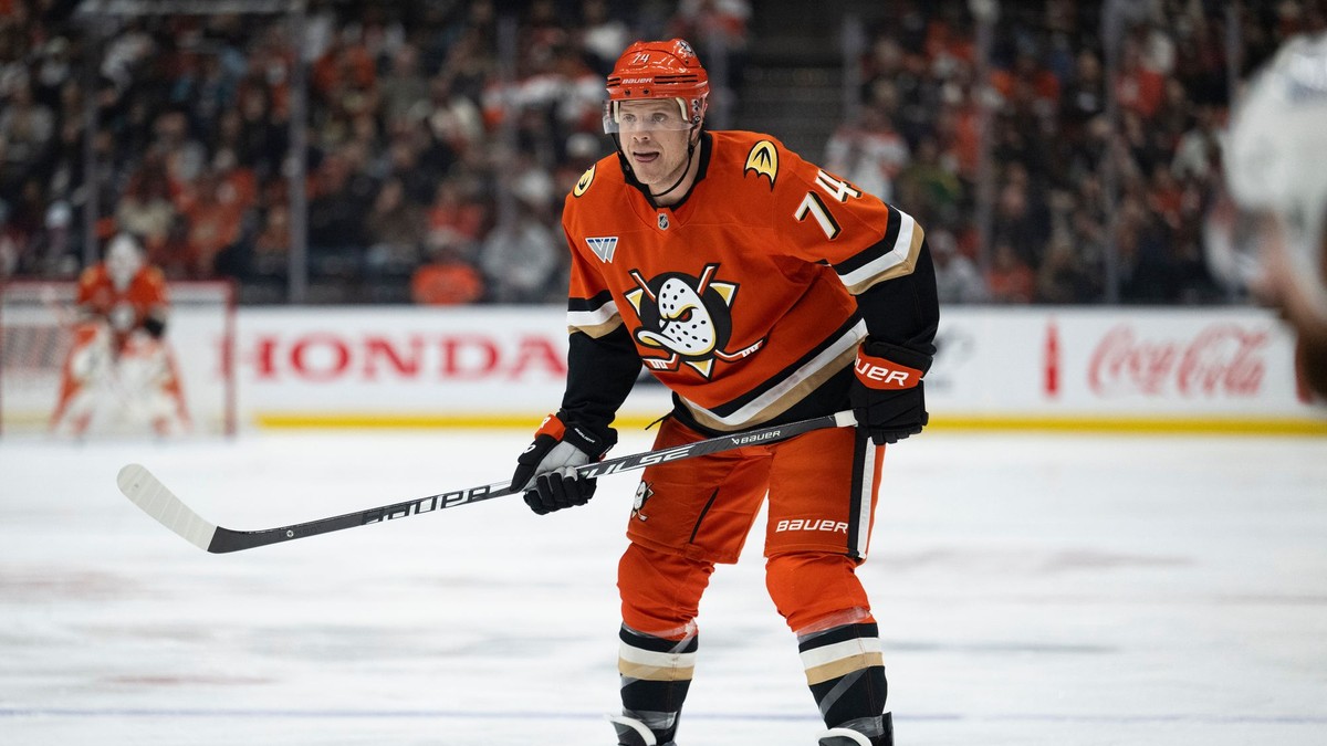 John Carlson v drese Anaheimu Ducks.