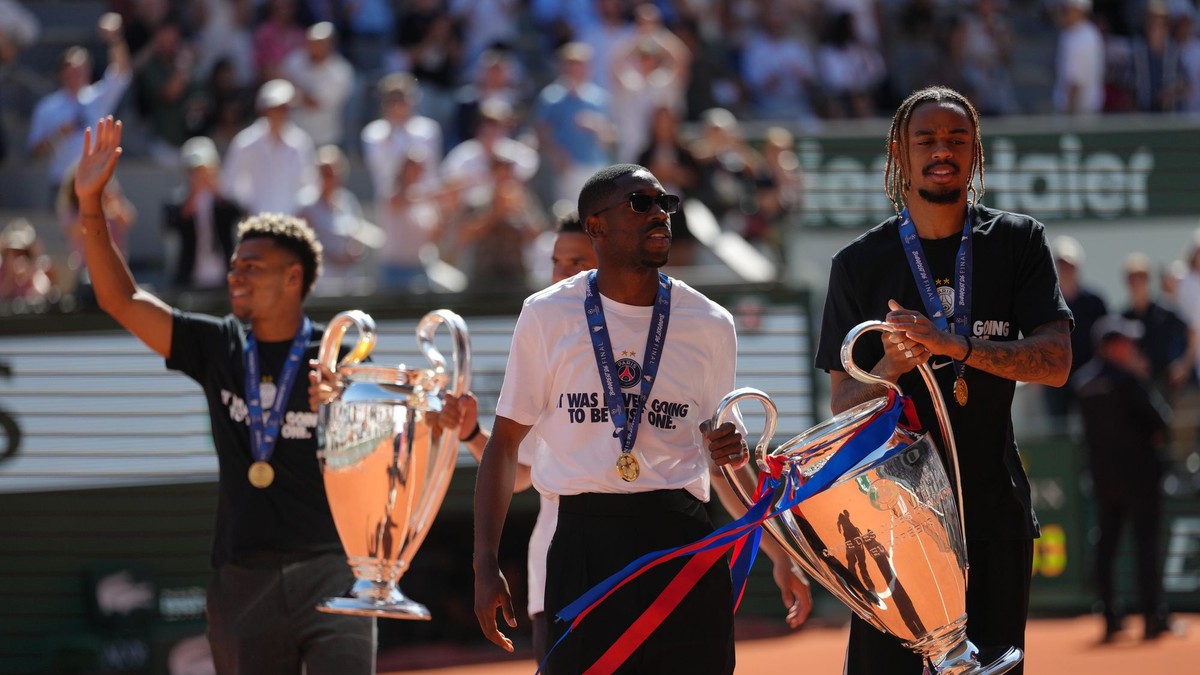 Ousmane Dembélé z PSG (vľavo) a Bradley Barcola prichádzajú na kurt s trofejou Ligy majstrov počas turnaja Roland Garros v Paríži.