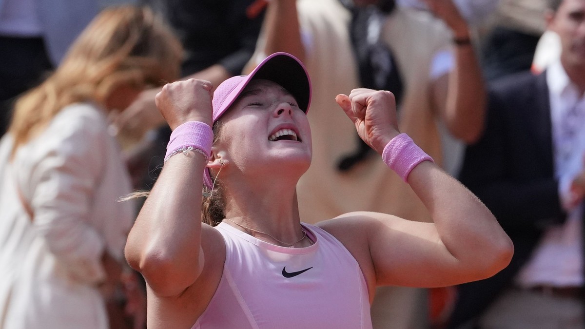 Mirra Andrejevová oslavuje víťazstvo vo finále Roland Garros 2026.