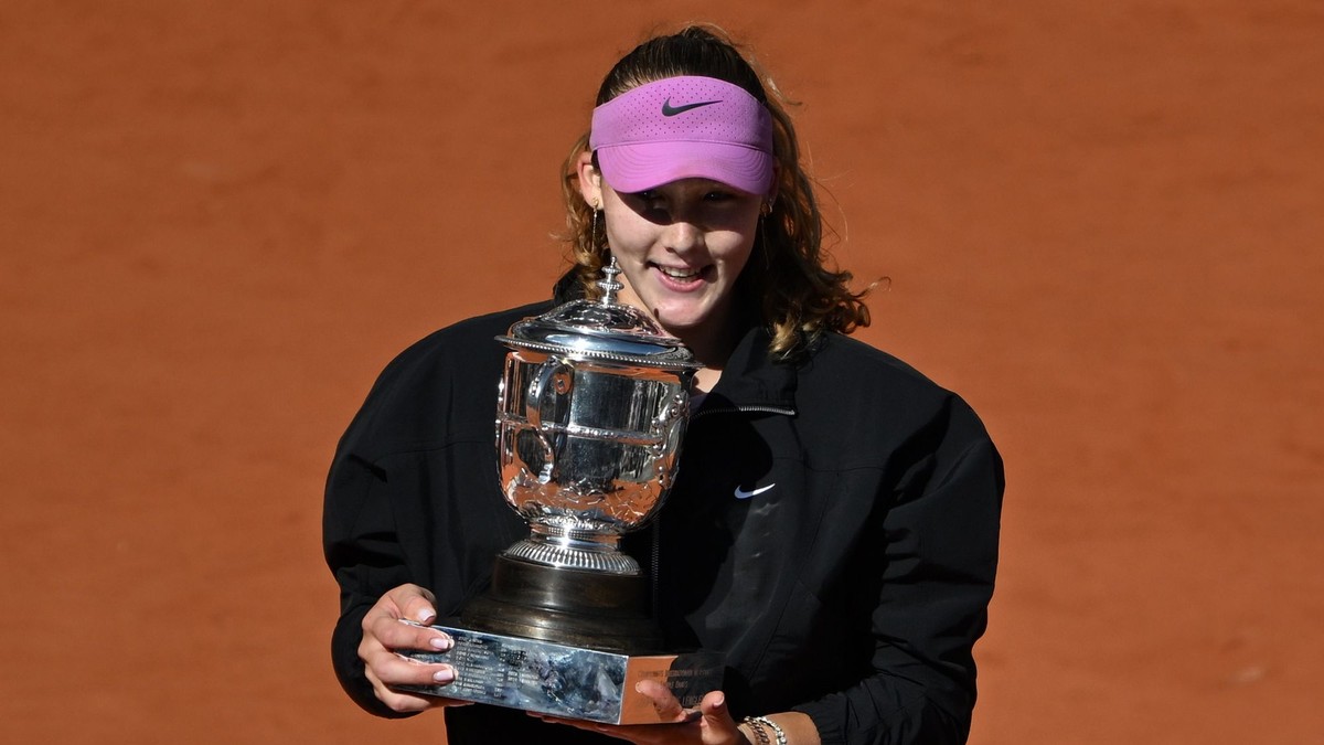 Mirra Andreevová s trofejou po víťazstve na Roland Garros 2026.