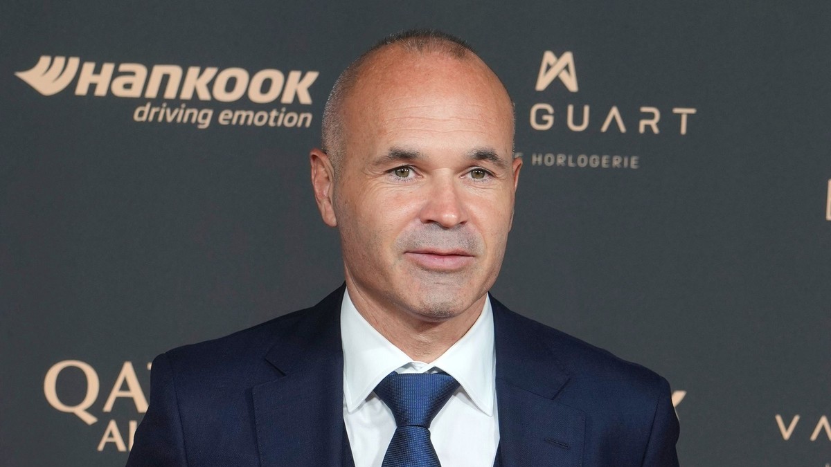 Na archívnej snímke z 22. septembra 2025 Andres Iniesta prichádza počas 69. slávnostného odovzdávania cien Ballon d'Or (Zlatá lopta) v Paríži.