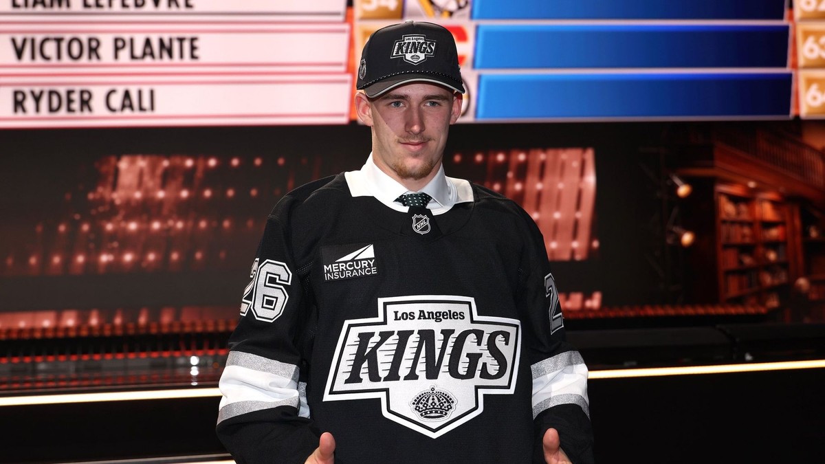 Obranca Adam Goljer počas draftu NHL 2026. 