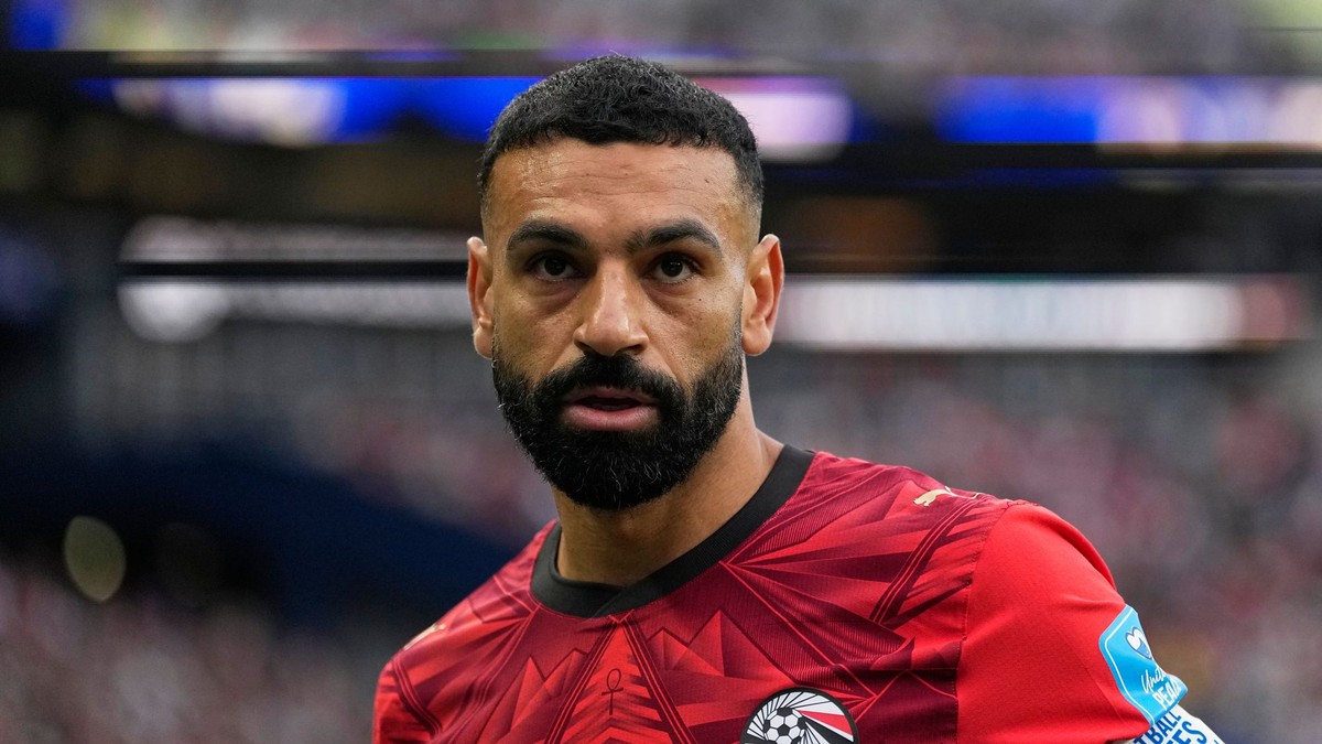 Egyptský Mohamed Salah (10) sleduje priebeh počas futbalového zápasu skupiny G na majstrovstvách sveta medzi Egyptom a Iránom v Seattli.